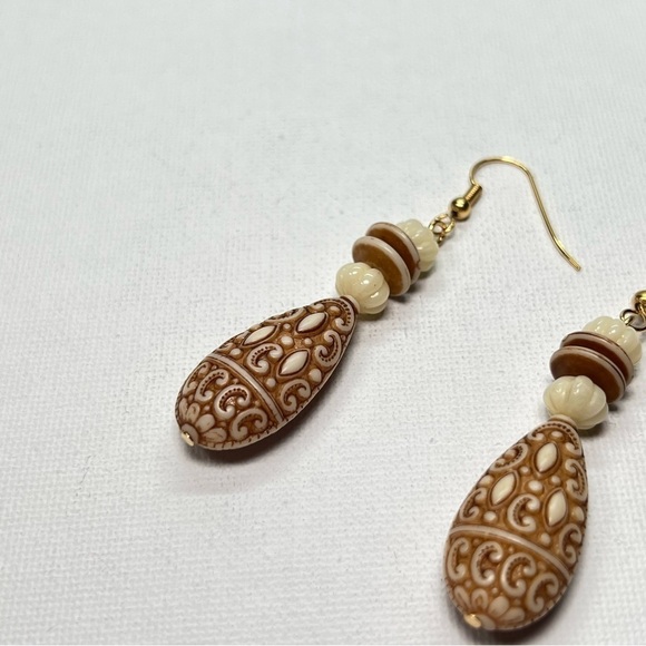 VINTAGE Acrylic/Wood Beaded Dangle Hook Earrings with Hematite Beads - Picture 5 of 8